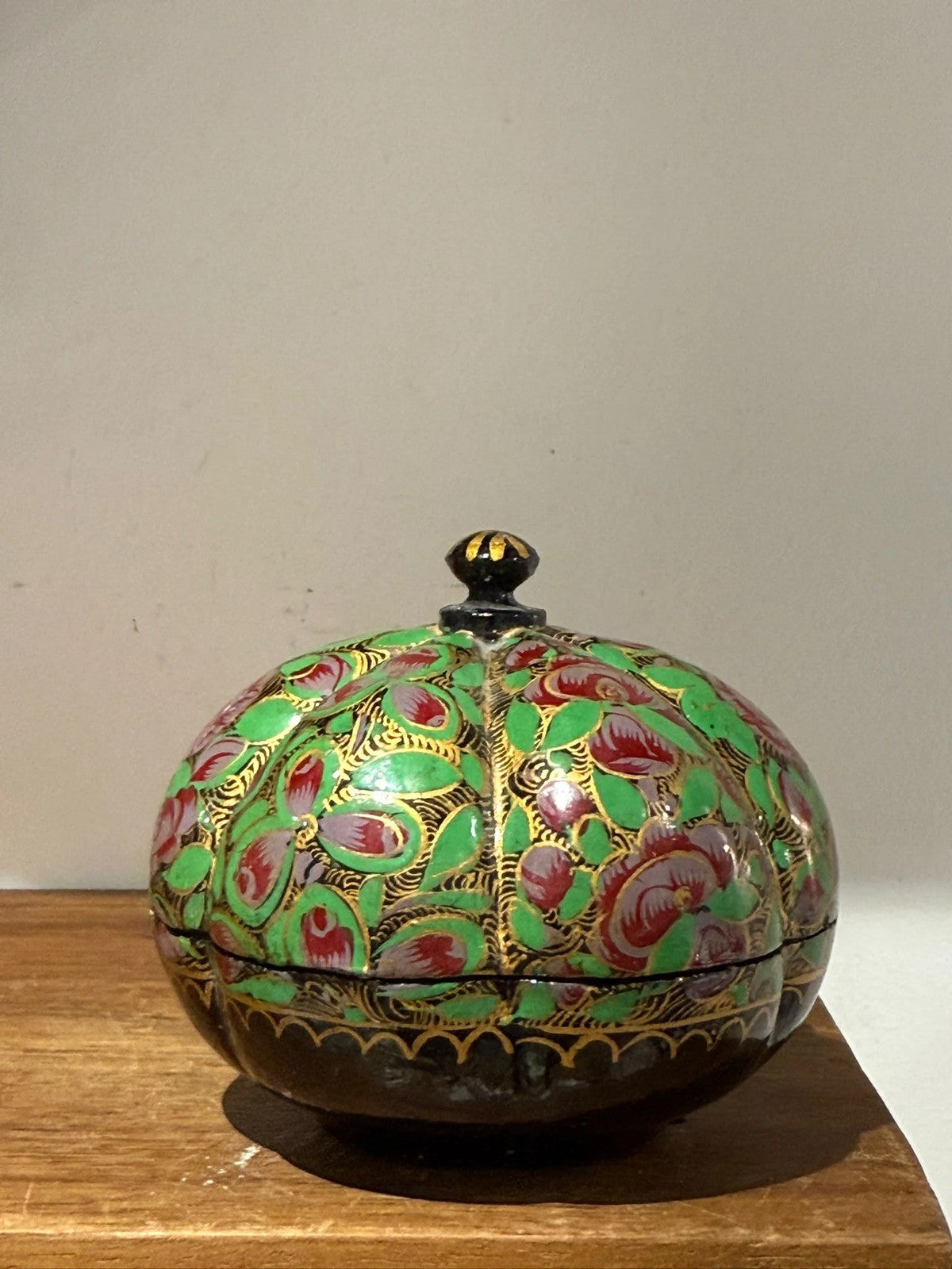 Hand Painted Vintage Floral Lidded Trinket Box – Decorative Storage Pot